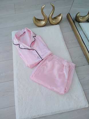 Pembe saten pijama takımı resmi