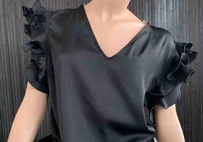 siyah fırfırlı bluz resmi